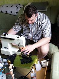 Ralf an der N�hmaschine